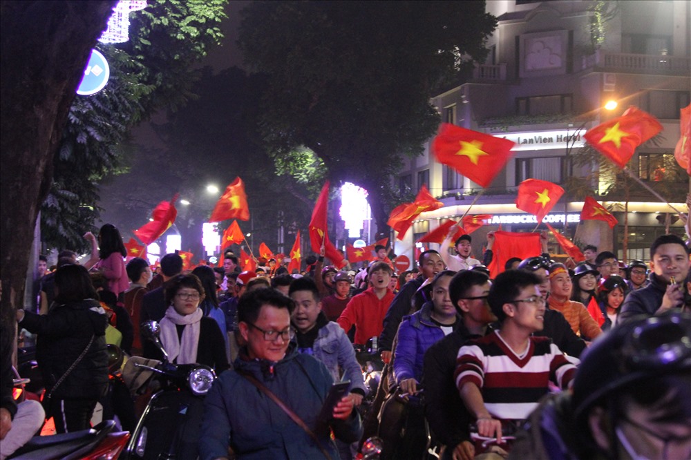 Trước khu vực nhà hát lớn Thành phố, dòng người kẹt cứng, cùng nhau vẫy cao lá cờ đỏ sao vàng thể hiện tự hào và niềm tin dành cho đội tuyển Việt Nam.