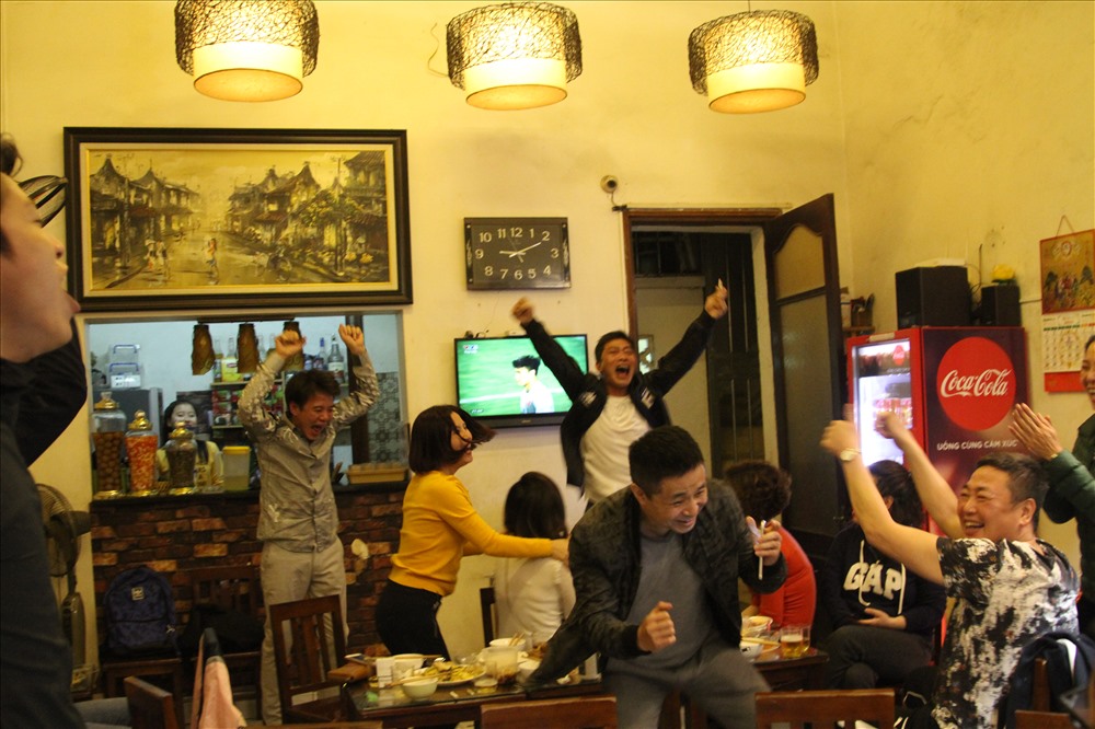 Fan hâm mộ tại quán cafe (Quán Sứ, Hà Nội) đang hò reo ầm ĩ khi đội nhà sút tung lưới đối phương