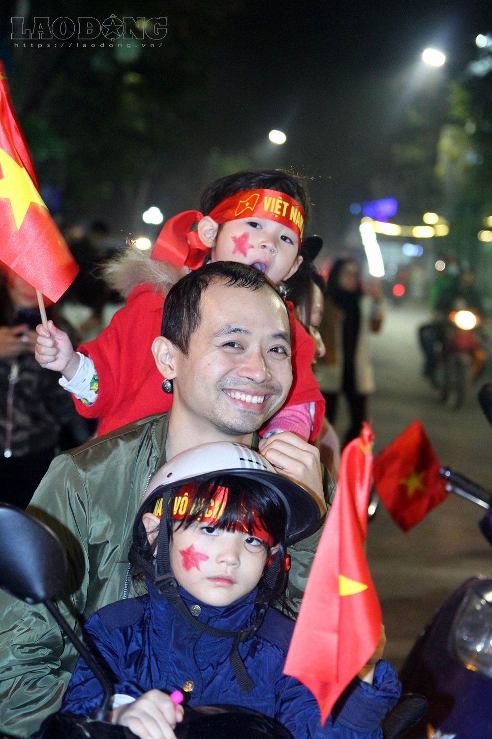 Nhiều gia đình đưa con lên phố Hàng Bài chia vui cùng các tuyển Việt Nam.