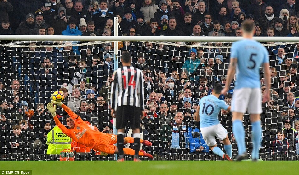 Thủ thành Karl Darlow (áo cam) không thể ngăn chặn được quả đá phạt đền của Aguero. Ảnh: EMPICS Sport.