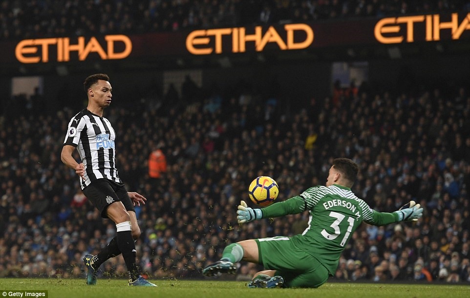 Bàn rút ngắn tỷ số xuống 1-2 của Jacob Murphy. Ảnh: Getty Images.