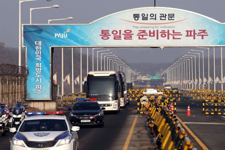 An ninh siết chặt khi đoàn Triều Tiên đặt chân tới Hàn Quốc. Ảnh: Reuters