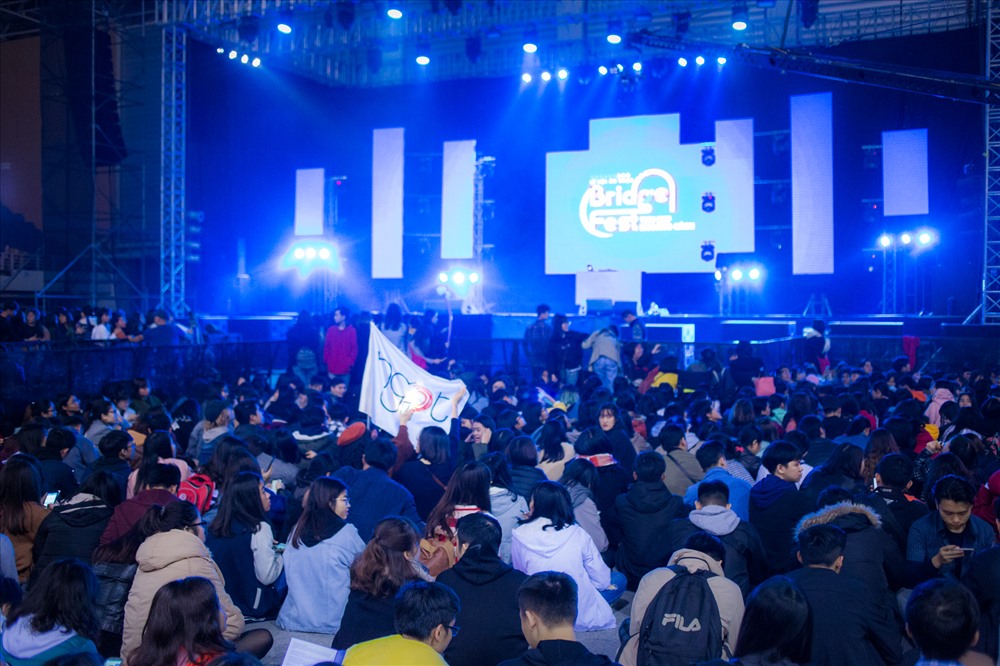 Tối ngày 20.1, sự kiện âm nhạc BridgeFest 2018 - “Thu hẹp khoảng cách” đã diễn ra với sự tham gia của hàng nghìn khán giả.