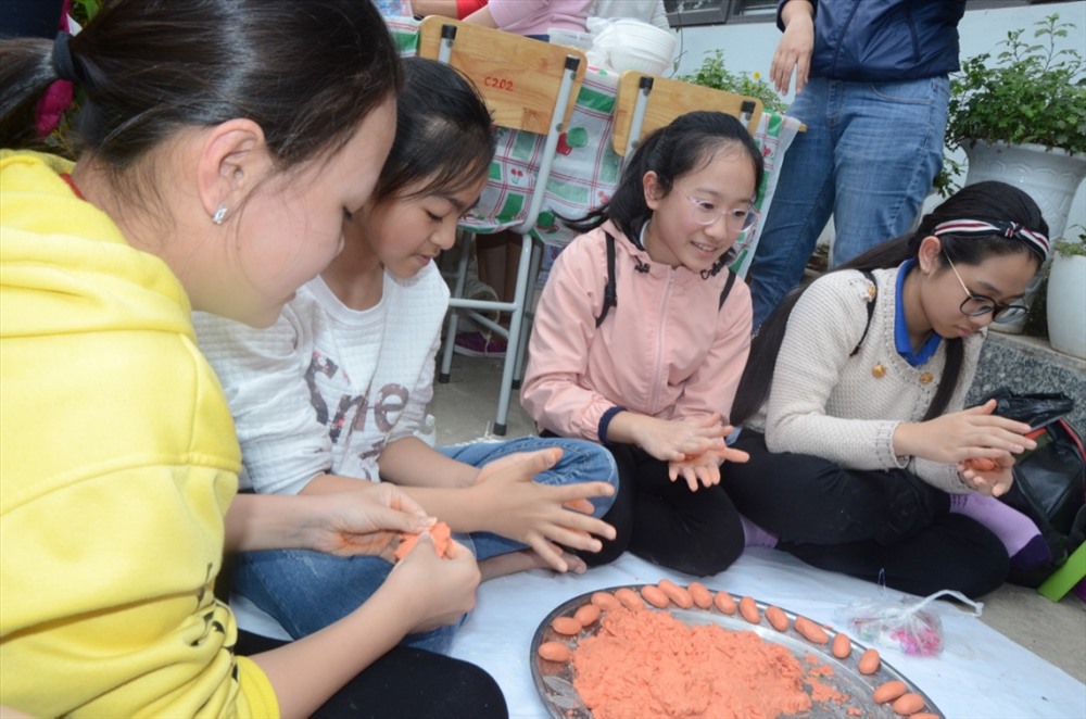 Các em học sinh được thoải mái sáng tạo và tự tay làm ra nhiều món hàng độc đáo, mang đậm nét văn hoá dân tộc.