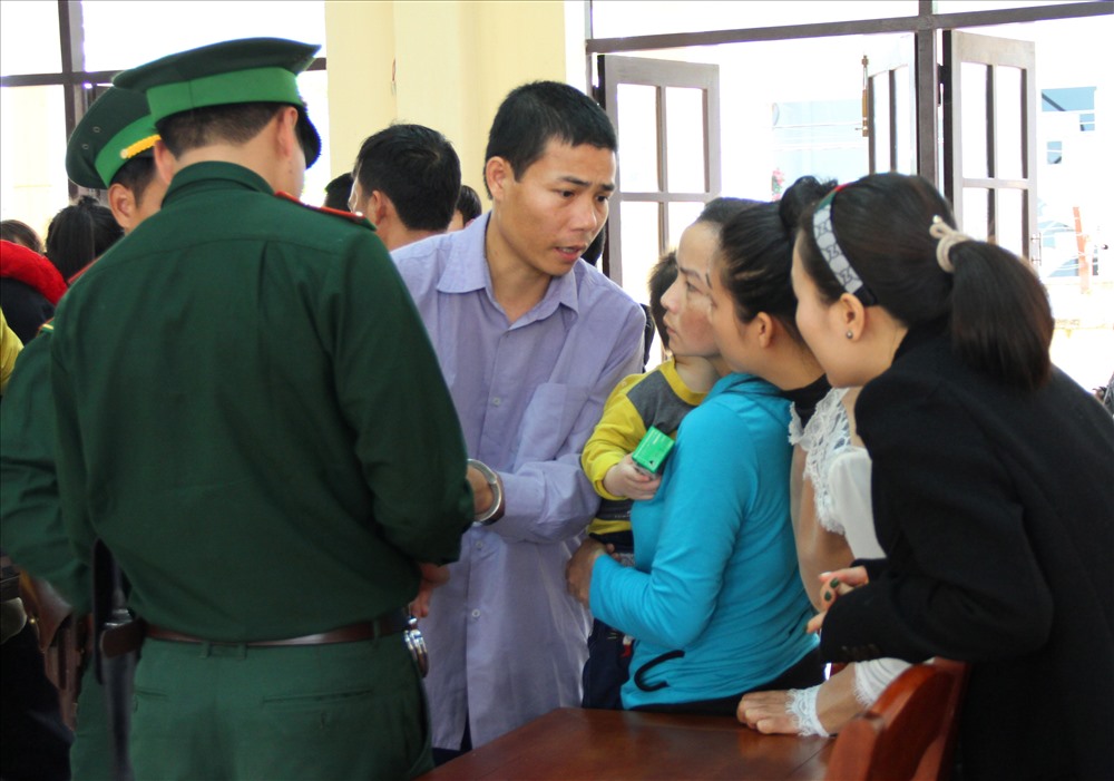 Bị cáo Nguyễn Văn Quang bên cạnh vợ con khi kết thúc phiên tòa. Ảnh: LP