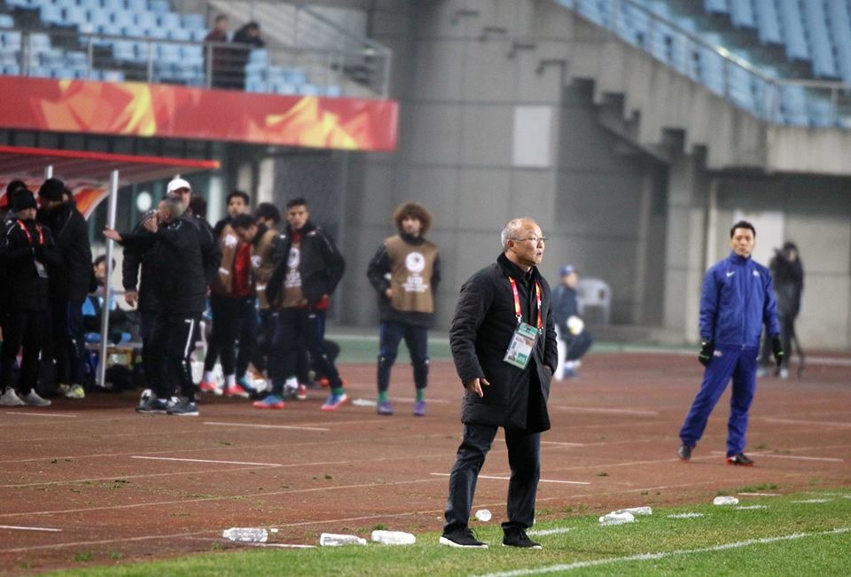 HLV Park Hang-seo không thể giấu được niềm vui, sự xúc động sau trận thắng kịch tính trước U23 Iraq. Ảnh: VFF.