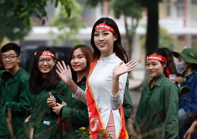 Hoa hậu Mỹ Linh vui vẻ trò chuyện với các bạn trẻ