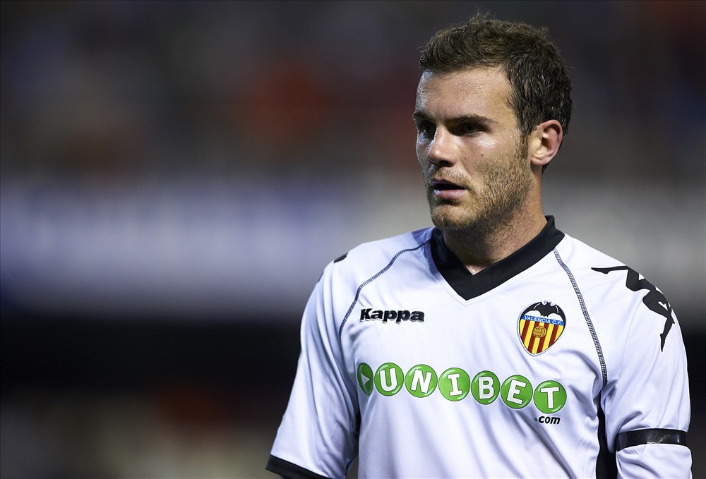 Mata trong màu áo Valencia năm nào. Ảnh: Talk Sports.