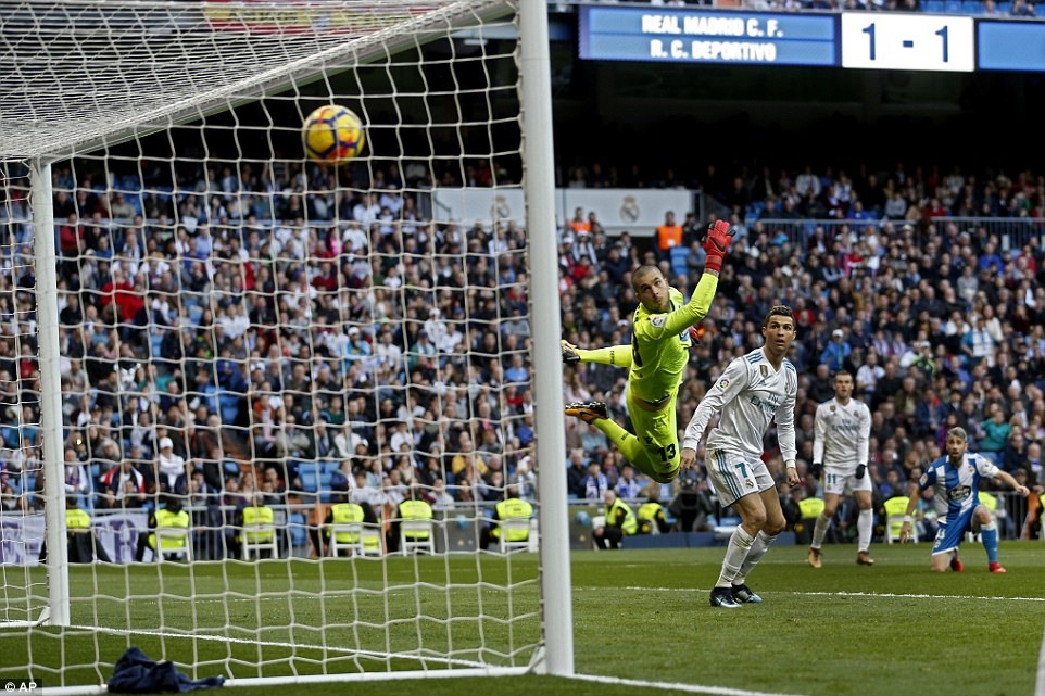 Pha bay người của Ruben (áo vàng) chỉ làm nên cho bàn thắng nâng tỷ số lên 2-1 đẳng cấp của Gareth Bale. Ảnh: AP.