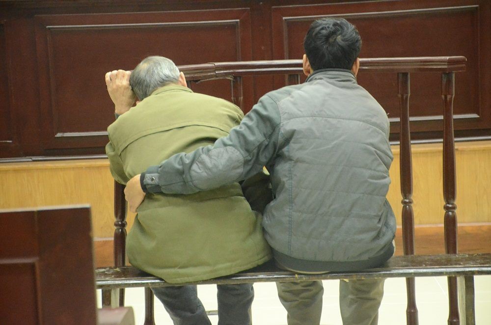 Bị cáo Nguyễn Danh Vĩnh được con trai dìu tại phiên tòa.
