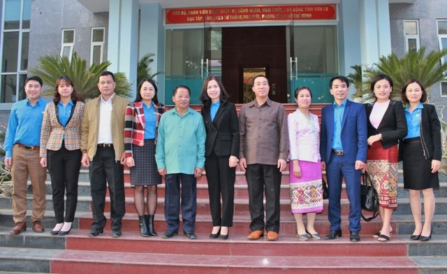 Các đồng chí trong đoàn công tác tỉnh Hủa Phăn (Lào) chụp ảnh lưu niệm với cán bộ, nhân viên LĐLĐ tỉnh Sơn La. Ảnh: Minh Hải