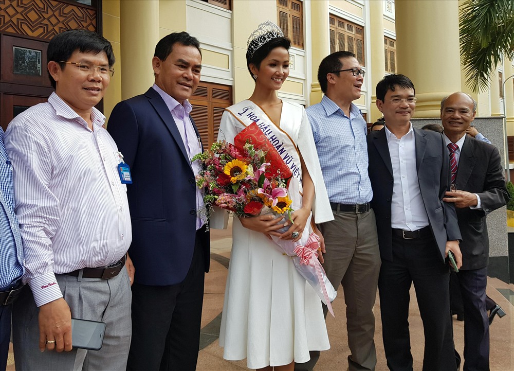 Lãnh đạo UBND tỉnh Đắk Lắk chụp ảnh cùng hòa hậu H'Hen Niê.