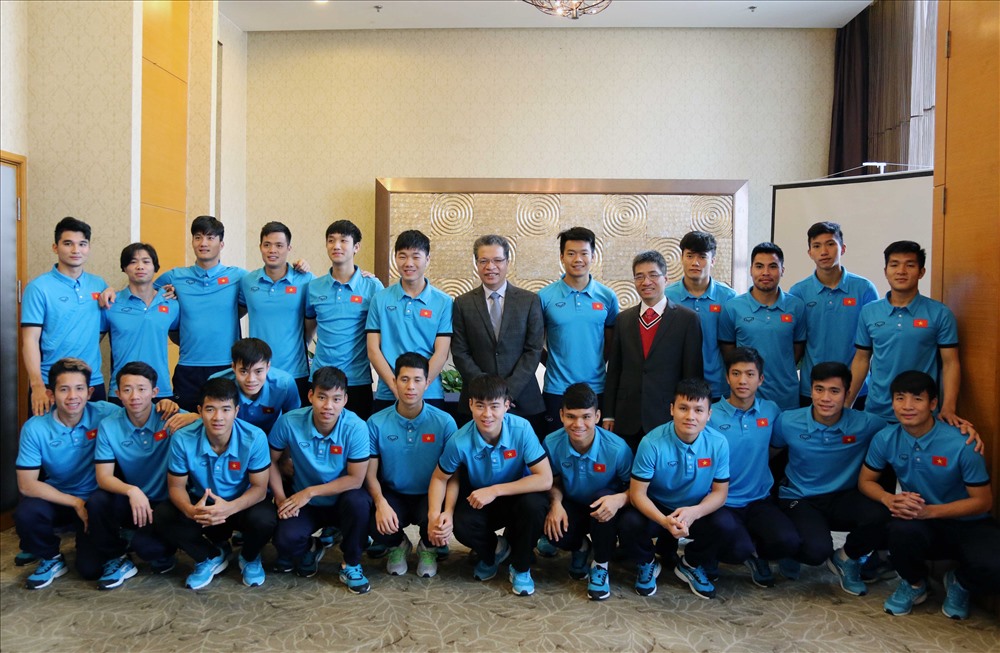 Đại sứ chụp ảnh lưu niệm với các cầu thủ U23 VN. Ảnh: VFF