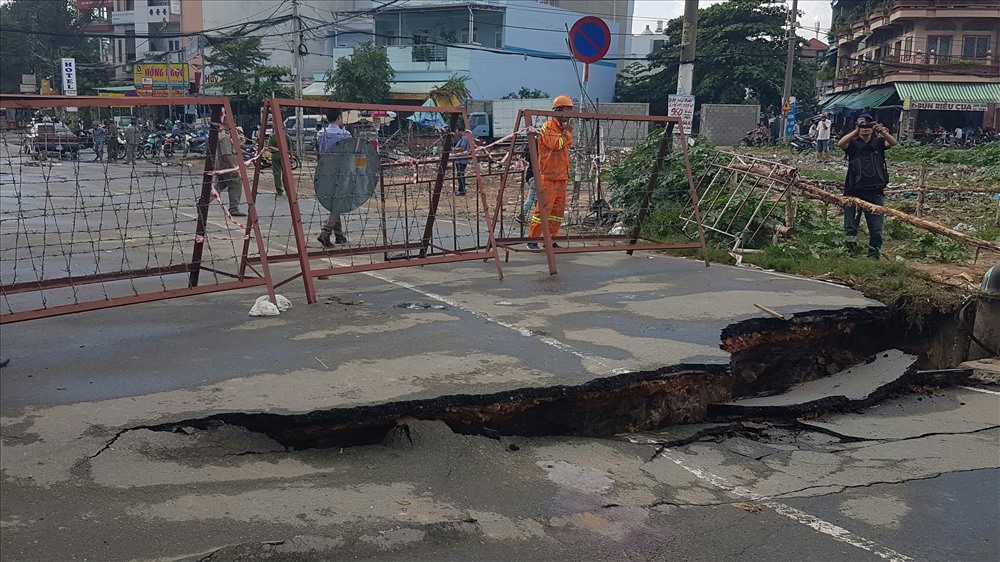 Cầu Tân Kỳ-Tân Quý bị sập sau những trận mưa lớn xảy ra vào tháng 8.2016. Ảnh: T.S