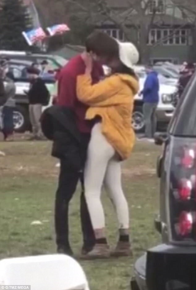 Con gái ông Barack Obama và bạn trai bị bắt gặp hôn nhau trong một trận đấu bóng đá giữa Harvard-Yale vào tháng 11 năm ngoái. Ảnh: D.M