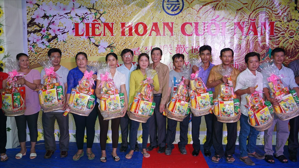 Ông Nguyễn Xuân Hồng – Nguyên Chủ tịch LĐLĐ tỉnh Tây Ninh (thứ 5 từ phải qua) trao tặng quà cho CNLĐ có hoàn cảnh khó khăn