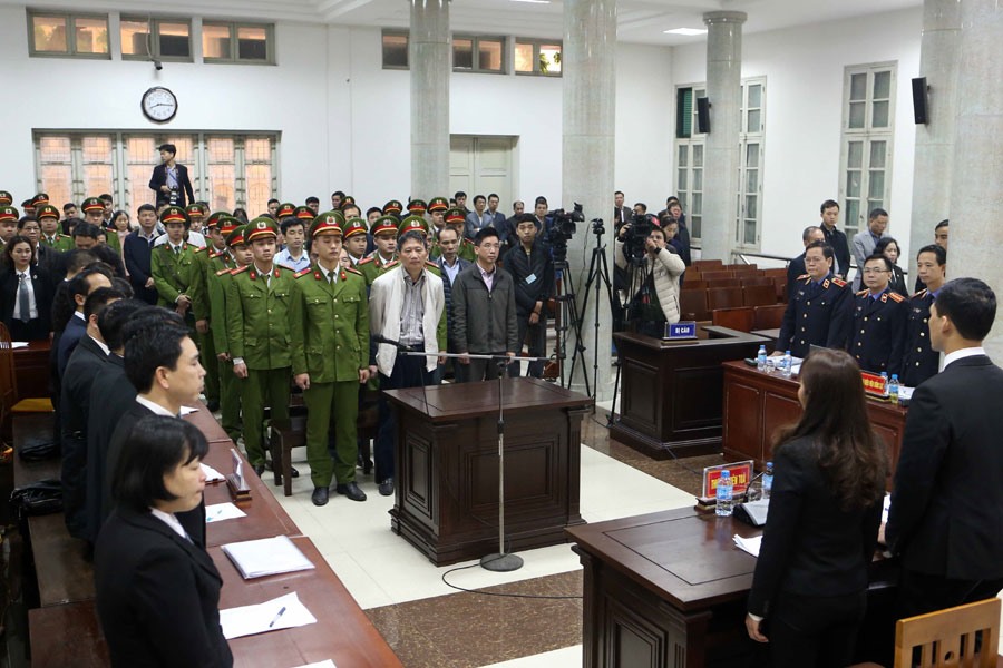 Bị cáo Trịnh Xuân Thanh và đồng phạm nghe tòa tuyên án. Ảnh: TTXVN