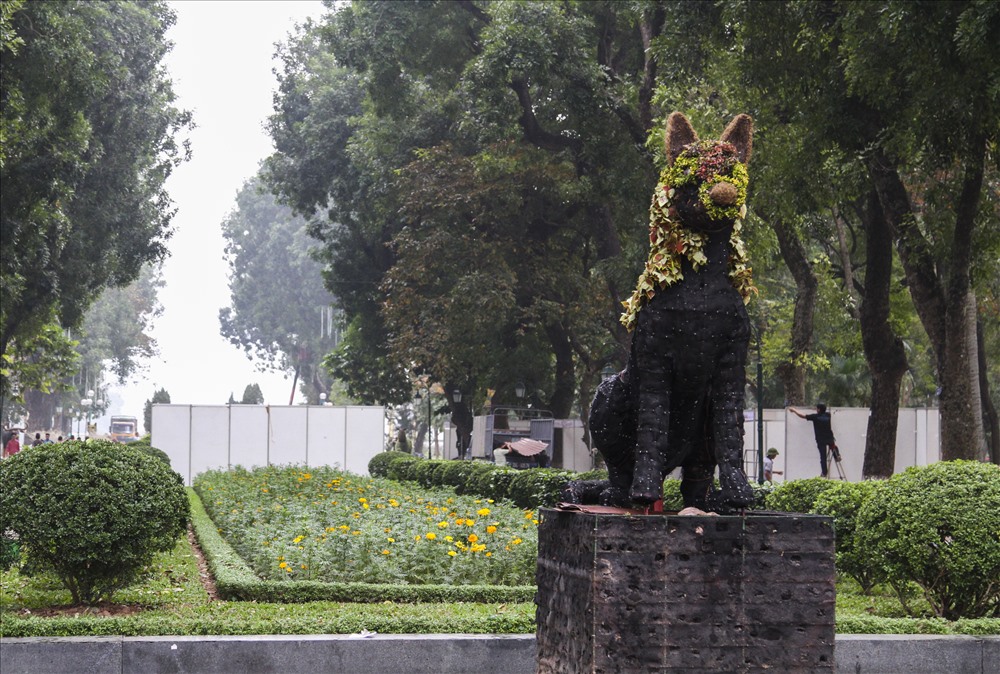 Năm nay là năm Mậu Tuất, nên từ cổng chính công viên Thống Nhất (phố Trần Nhân Tông, quận Hai Bà Trưng, Hà Nội) đã được đặt chú Tuất khủng nằm tại vị trí giữa cổng.