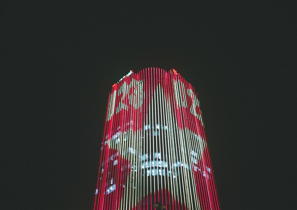 Tòa nhà được trang bộ đèn led có hình cờ tổ quốc và dòng chữ “U23” .