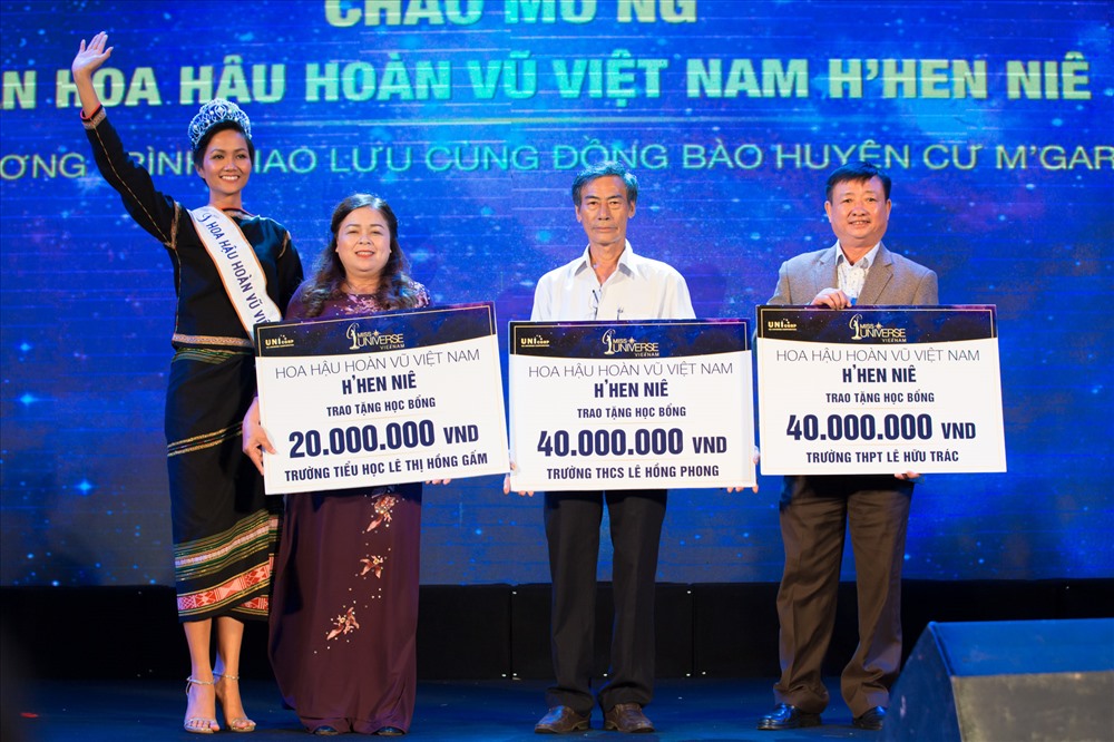 H'Hen trao tặng 80 suất quà với tổng trị giá 40 triệu đồng cho các em thiếu nhi và các già đình có hoàn cảnh khó khăn.