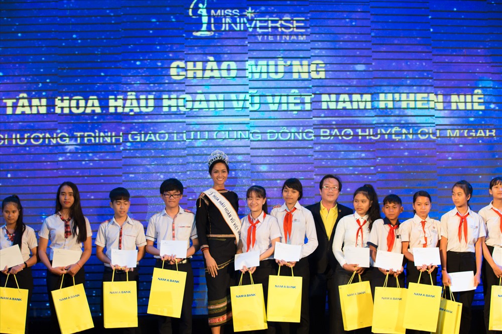 Hoa hậu H'Hen Niê trao hàng chục suất học bổng cho học sinh nghèo địa phương.