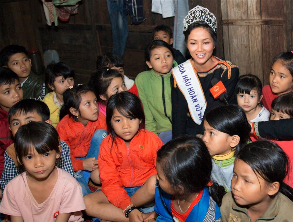 Hoa hậu H'Hen Niê trò chuyện với trẻ em người địa phương.