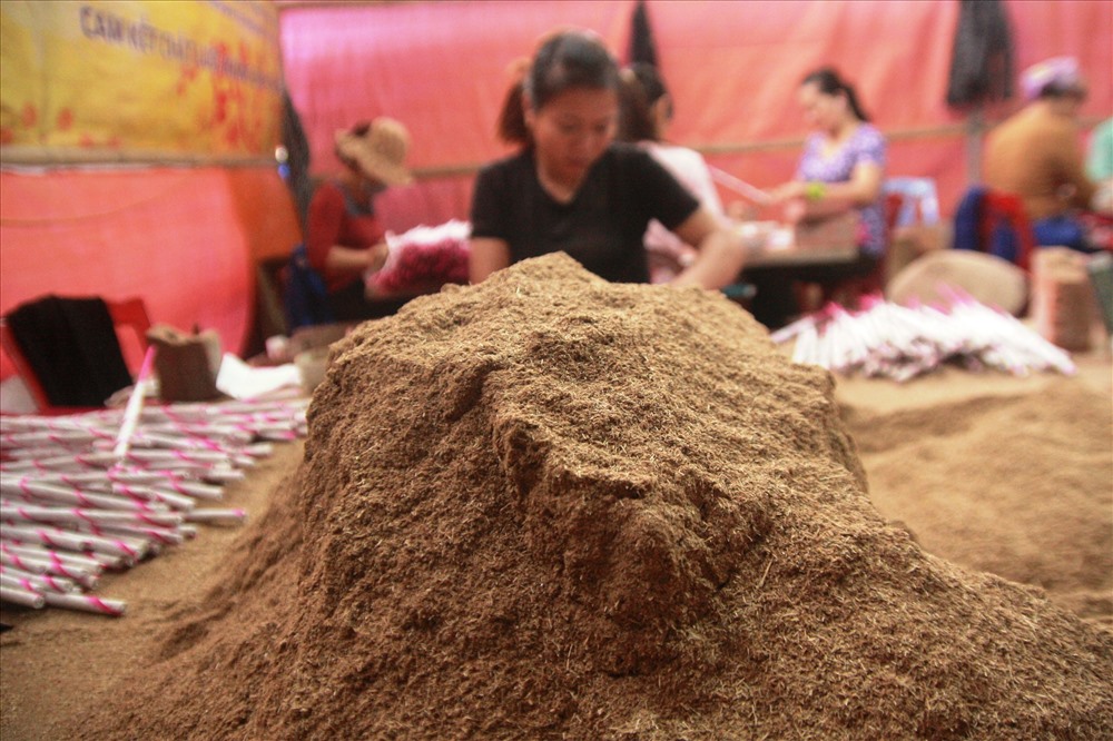 Nguyên liệu chủ yếu là rễ cây hương bài, hoa hồi thảo quả, quế chi, trầm xô, bã mía và một vài vị thảo mộc đặc biệt được giữ kín riêng của làng nghề. ảnh:HQ