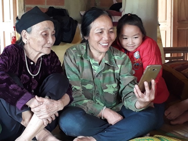 Bà Phạm Thị Giáp (75 tuổi)  - bà nội của anh em Bùi Tiến Dũng, Bùi Tiến Dụng rất phấn khởi và thương hai cháu. 