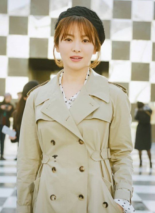Mặc dù ăn mặc khá giản dị nhưng Song Hye Kyo vẫn toát lên thần thái của nữ diễn viên hàng đầu xứ Hàn. 