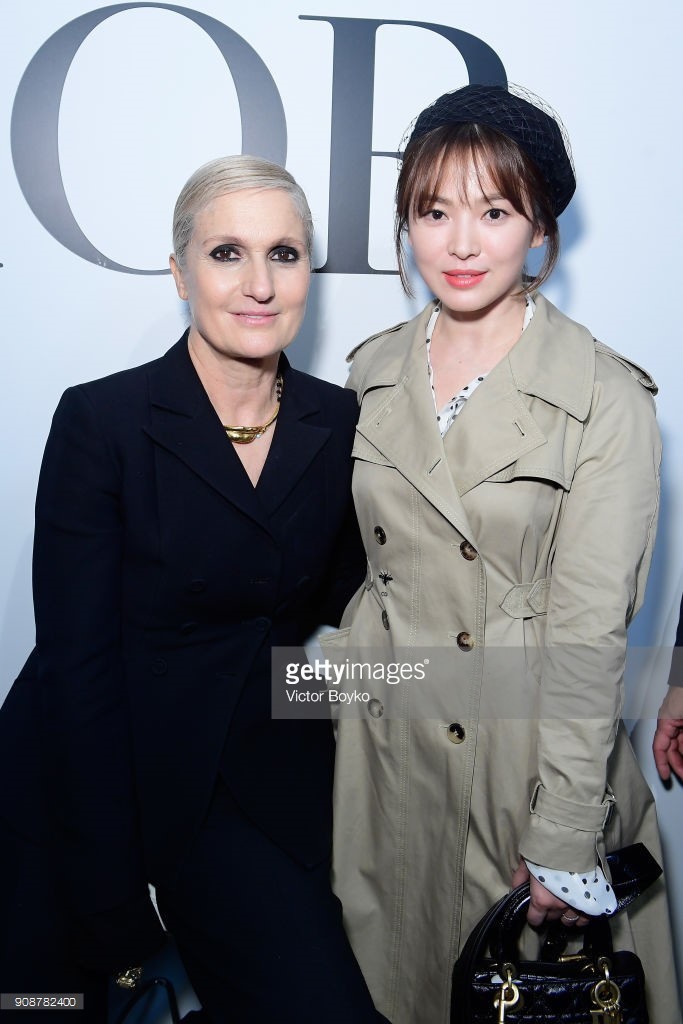 Song Hye Kyo chụp cùng giám đốc sáng tạo Dior - Maria Grazia Chiuri. 