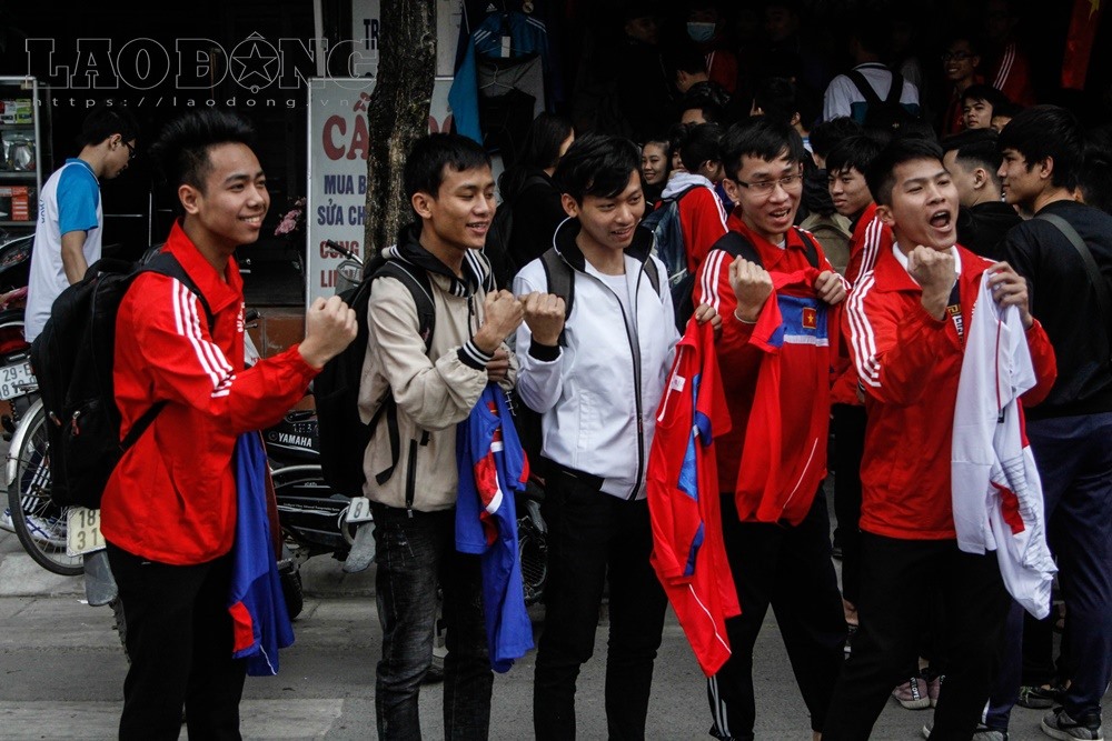 Cổ động viên dành lời chúc chiến thắng cho U23 Việt Nam.