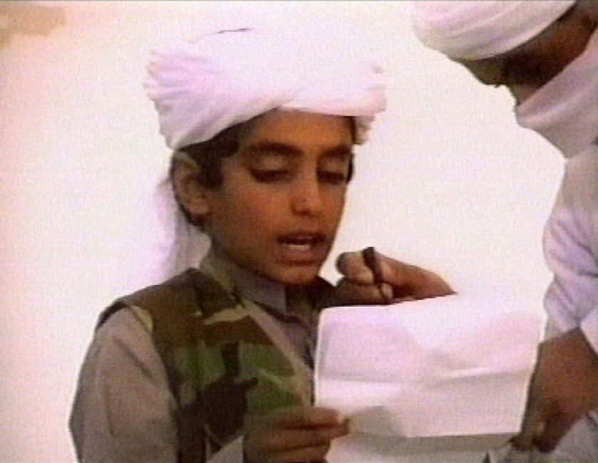 Hamza bin Laden trong lần đầu tiên xuất hiện năm 10 tuổi. Ảnh: AP