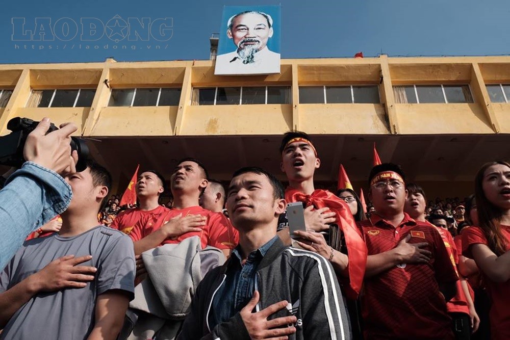 Hàng nghìn người hâm mộ đang đặt kì vọng lớn vào đội tuyển U23 Việt Nam trước cơ hội viết tiếp lịch sử khi đối đầu với U23 Qatar trong trận bán kết. 