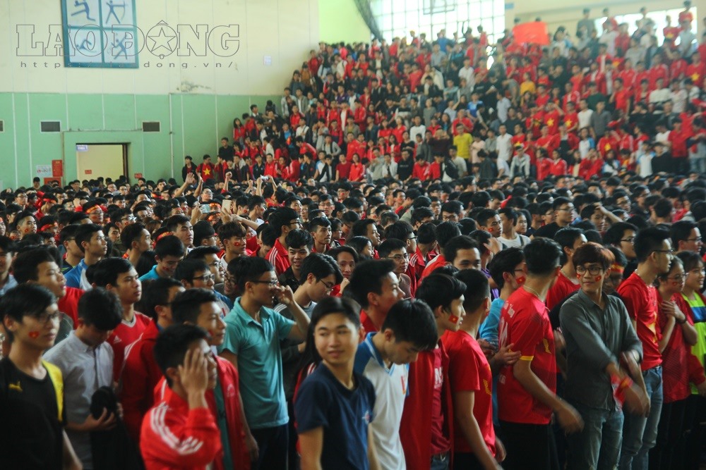 Tại nhà thi đấu sân vận động Bách Khoa, các cổ động viên cũng tqapj trung rất đông để cổ vũ các chàng trai Việt Nam.