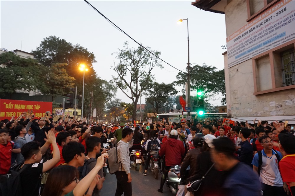  Dòng người chạy xe máy vẫn cờ ăn mừng chiến thắng kỳ tích của U23 Việt Nam.