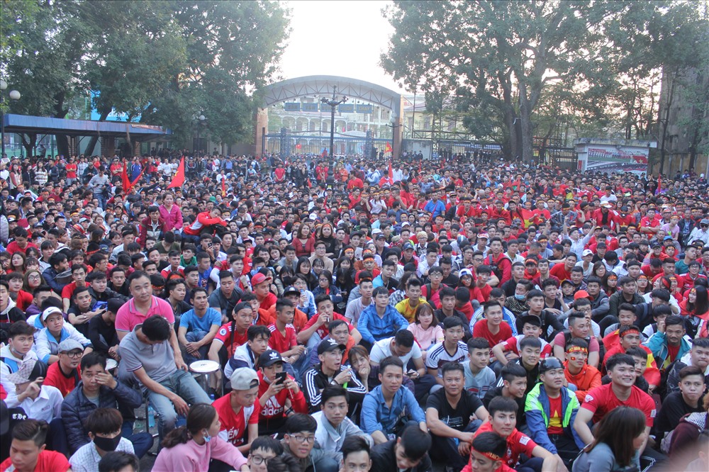 Hàng nghìn người tập trung tại khu vực Sân vận động Lạch Tray, Hải Phòng. Ảnh: Trần Vương