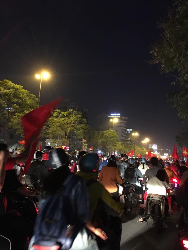 Người hâm mộ cờ, hoa đổ xuống đường đúng vào giờ tan tầm khiến nhiều tuyến phố của Hà Nội tắc