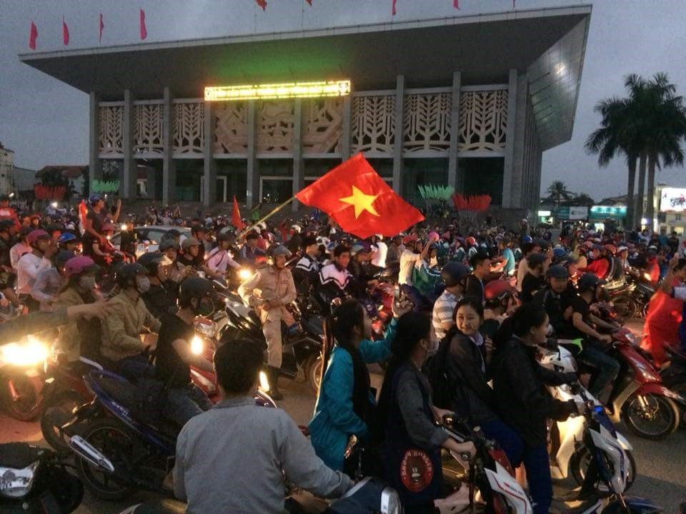 Người dân Quảng Trị tập trung trước nhà văn hóa tỉnh, vẫy cao lá cờ Tổ quốc ăn mừng chiến thắng của đội tuyển U23 Việt Nam ở vòng bán kết. Ảnh: HT.