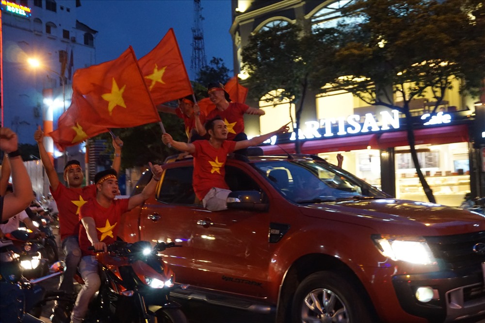 Nhóm người thuê hẳn xe ô tô diễu hành quanh trung tâm TPHCM để ăn mừng chiến công của U23 Việt Nam