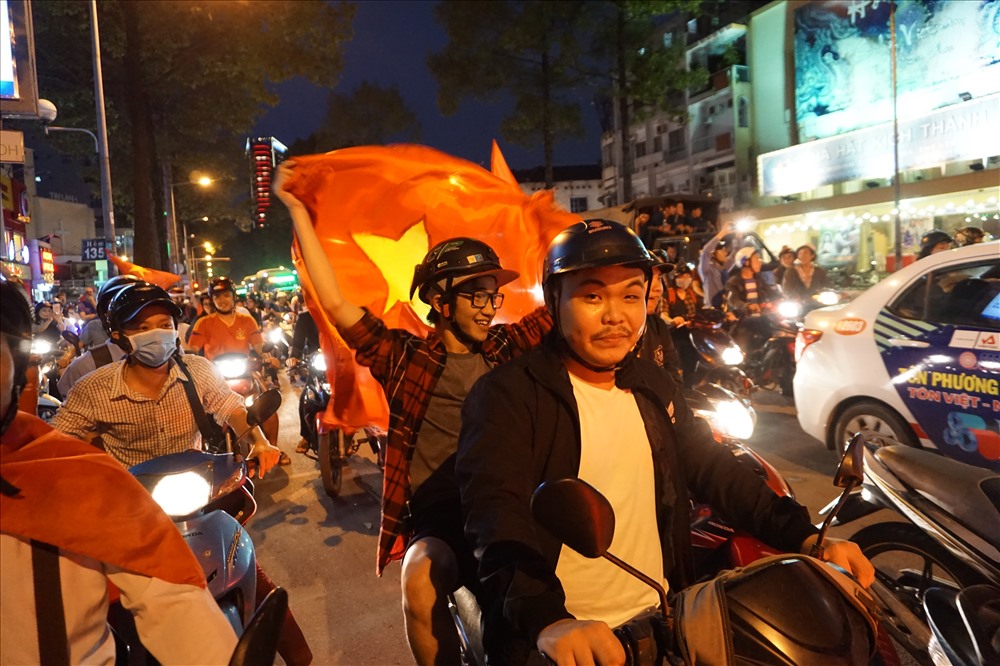 Khắp đường phố, đâu đâu người ta cũng hô vang: Việt Nam vô địch