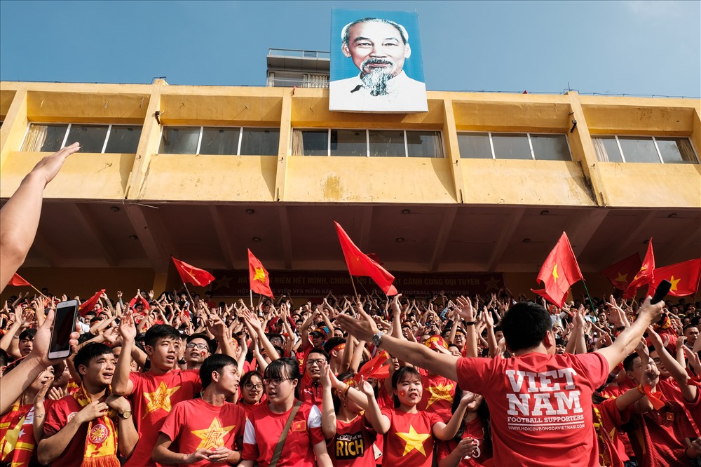 Hàng ngàn người có mặt tại sân vận động Hàng Đẫy để cổ vũ cho U23 Việt Nam trước giờ bóng lăn.