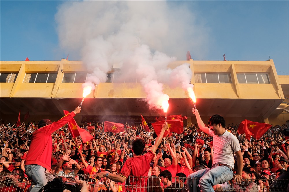 CĐV đốt pháo sáng ăn mừng pha ghi bàn của Quang Hải.