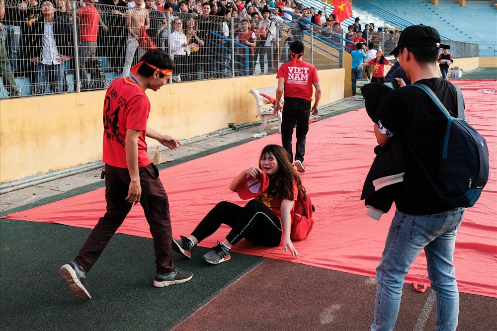 Ngay sau đó chỉ vài phút, tiền vệ của Quang Hải gỡ hòa 2-2. CĐV nữ vừa cười vừa khóc nhảy múa ăn mừng.