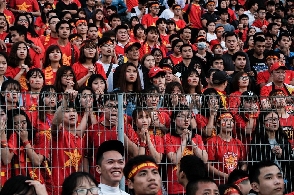 CĐV hồi hộp khi đội tuyển U23 Việt Nam bước vào loạt đá luân lưu 11m.