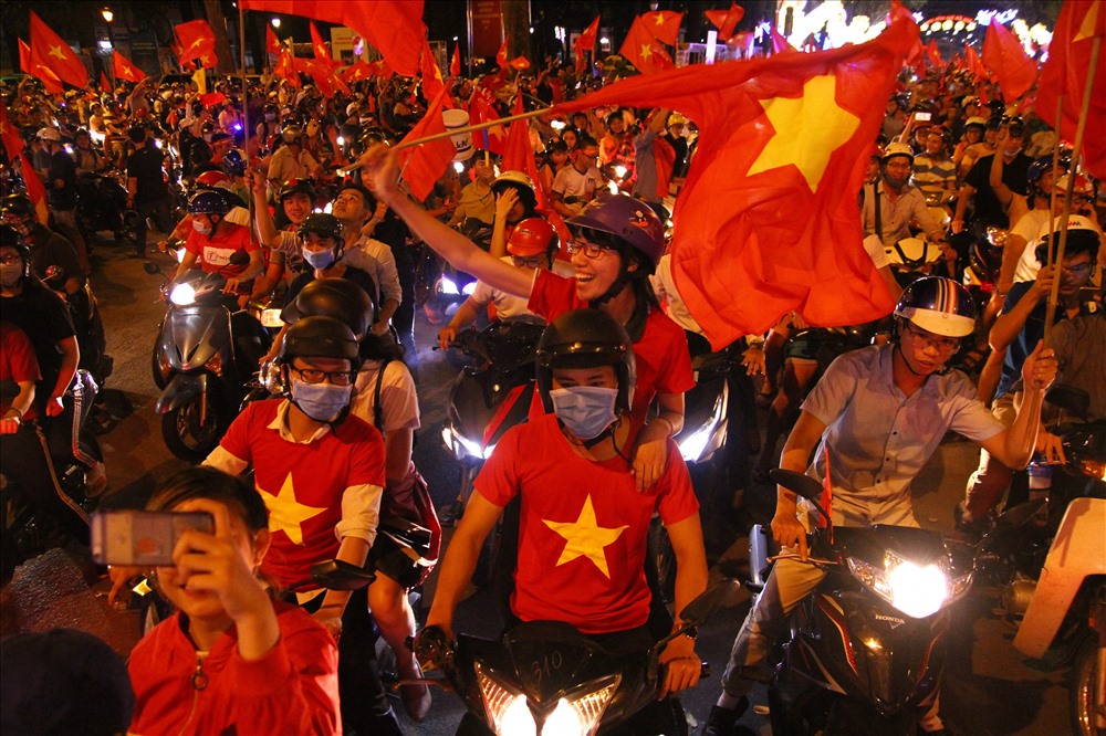 Trung tâm TPHCM kẹt cứng vì “biển” người ra đường ăn mừng chiến thắng của U23 Việt Nam.
