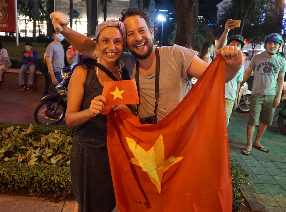 Hai người nước ngoài ra đường ăn mừng chiến thắng của U23 Việt Nam.