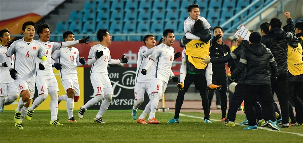 U23 Việt Nam ăn mừng sau bàn gỡ 1-1 của Quang Hải. Ảnh: AFC.