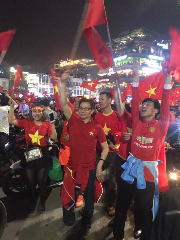 Phó Thủ tướng với áo cờ đỏ sao vàng hòa mình cùng niềm vui của người dân.