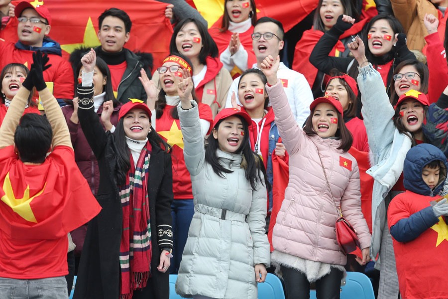 Cổ động viên Việt Nam ăn mừng chiến thắng trên SVĐ Thường Châu (Trung Quốc) chiều 23.1. Ảnh: HỮU PHẠM