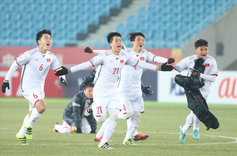 U23 Việt Nam vỡ òa trong niềm vui sướng khi vượt qua U23 Qatar trên chấm luân lưu. Ảnh: Tuấn Hữu.